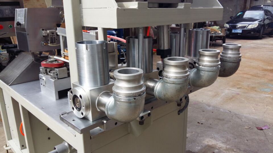 四头膏体灌装机细节图